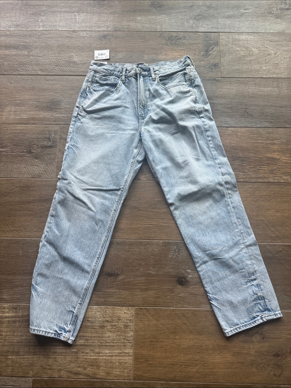 American Eagle Outfitters Light Wash 90"s boyfriend Ankle Cropped Jeans